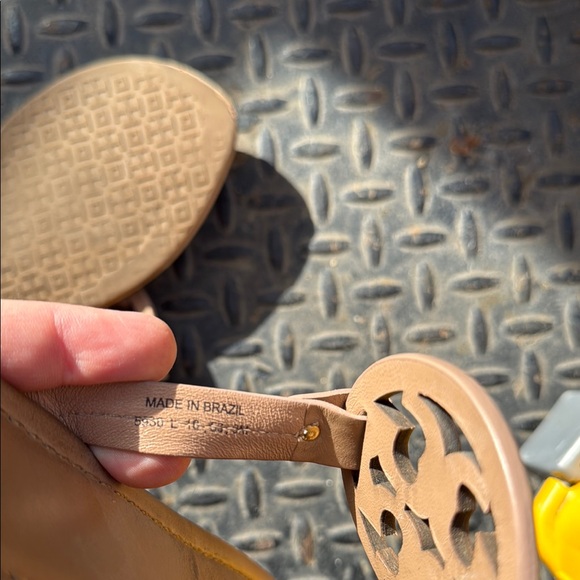 Tory Burch Tan Leather Sandals with Logo Cutout - Picture 5 of 11